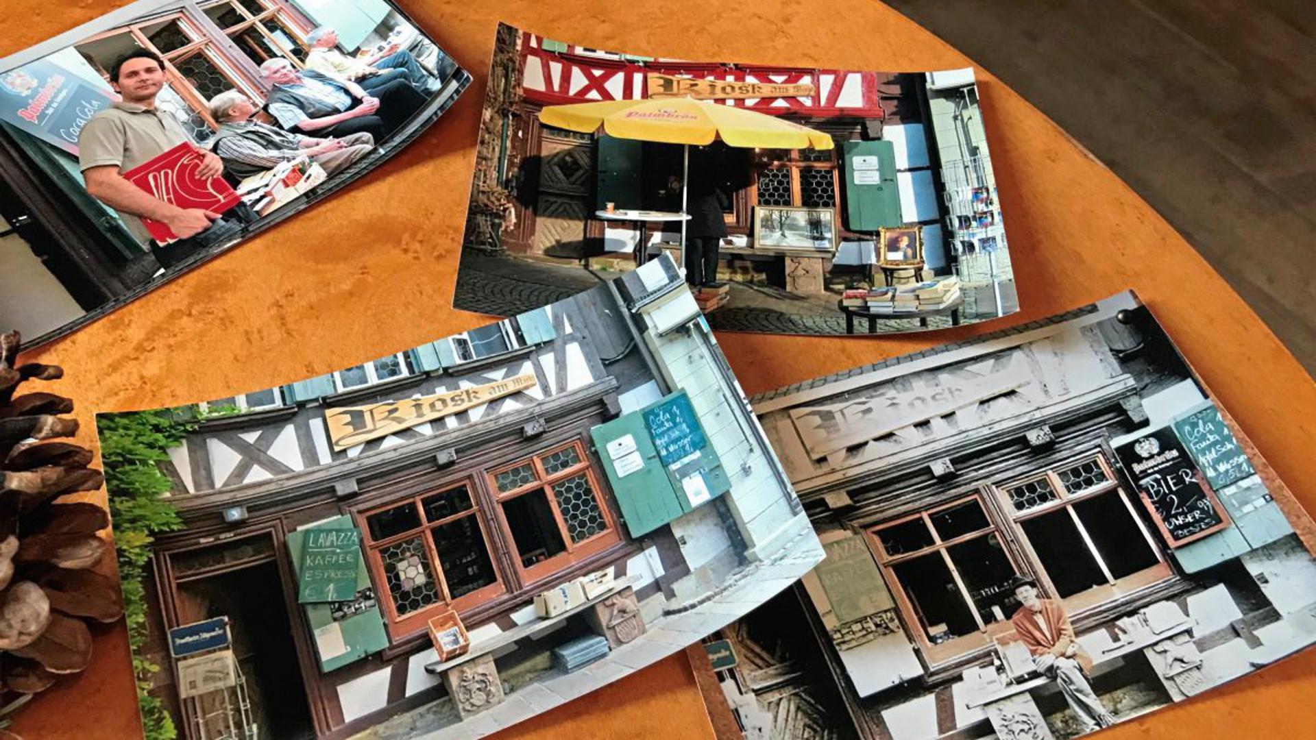 Zeljko zeigt Fotos von seinem geliebten alten Kiosk. Auf dem Bänkle trank auch "der Kretschmann mal einen Espresso".