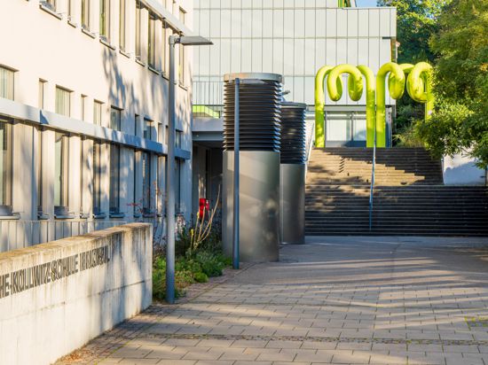 Blickfang: Der Eingangsbereich der Käthe-Kollwitz-Schule mit der Röhrenplastik von Künstler Hans Nagel. Etwa 30.000 Schüler haben in den vergangen 50 Jahren den Weg daran vorbei genommen.