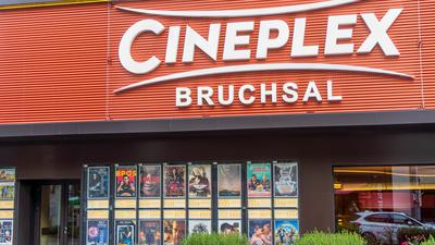 Gerade im Kino: Draußen an der Fassade des Bruchsaler Cineplex Kinos wirbt ein Plakat für „Smile“. Drinnen im Kinosaal sorgt der Film für Furore.