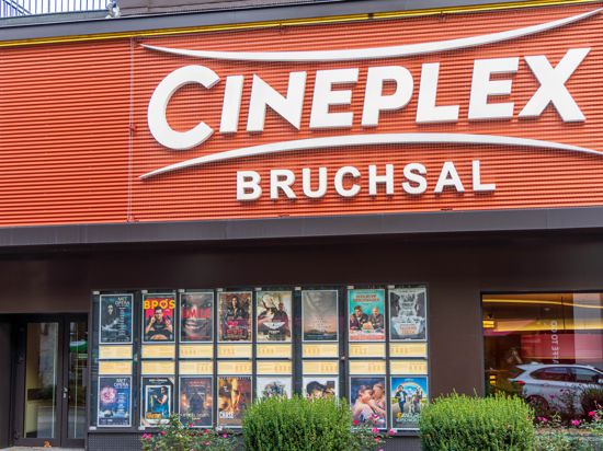 Gerade im Kino: Draußen an der Fassade des Bruchsaler Cineplex Kinos wirbt ein Plakat für „Smile“. Drinnen im Kinosaal sorgt der Film für Furore.