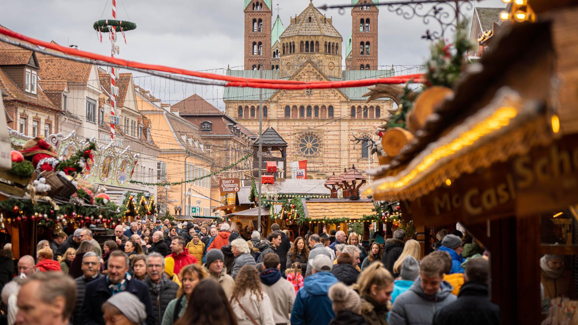 Zum Bummel nach Speyer: Viele Badner nutzten den Feiertag für einen letzten Besuch auf dem Neujahrsmarkt in der Altstadt. Auf der Straße staute sich der Verkehr.