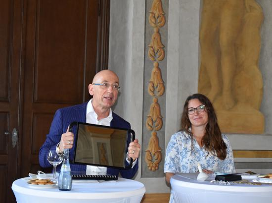 Michael Hörrmann, der Geschäftsführer der Staatlichen Schlösser und Gärten und Christina Ebel, die Leiterin der Schlossverwaltung Bruchsal, präsentierten gemeinsam das Programm für das zweite Halbjahr.