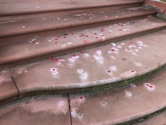 Spuren eines Heiratsantrags auf den Stufen von Schloss Bruchsal. Was vielleicht romantisch gemeint war, kann Folgen für das Schloss haben. Manche Spuren lassen sich nur schwer beseitigen. 