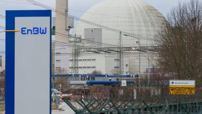 Ein Schild mit der Aufschrift "EnBW" ist am 10.04.2013 in Philippsburg (Baden-Württemberg) am Atomkraftwerk neben einem Reaktorblock zu sehen. Das Zwischenlager Philippsburg ist für Atommüll im Gespräch, der nicht mehr ins oberirdische Zwischenlager Gorleben soll. Foto: Uwe Anspach/dpa (zu lsw 0547 vom 10.04.2013) +++(c) dpa - Bildfunk+++