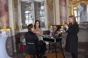 Probeschminken bei der Stylistin Melanie Weber (links). Die Freundin der Braut sorgt mit Fotos für Beratung.
