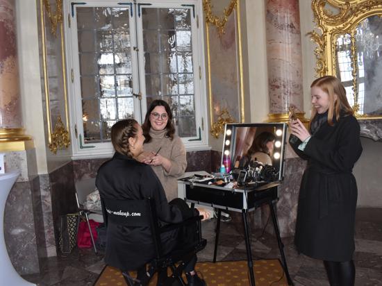Probeschminken bei der Stylistin Melanie Weber (links). Die Freundin der Braut sorgt mit Fotos für Beratung.