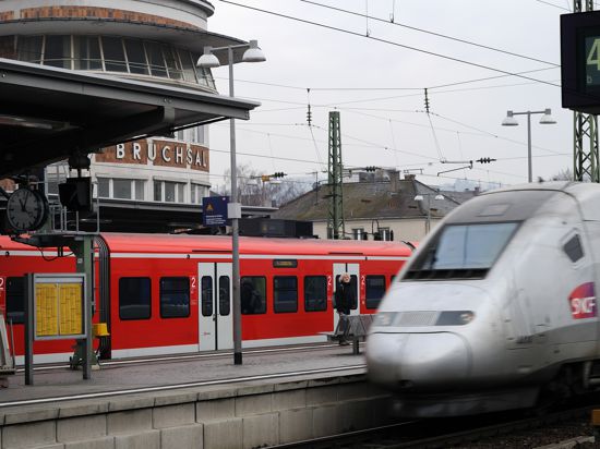 Mit hoher Geschwindigkeit durchqueren Züge den Bahnhof Bruchsal, auch außerhalb des Fahrplans. Lokführer haben kaum die Möglichkeit, den Zug sofort zu halten. 
