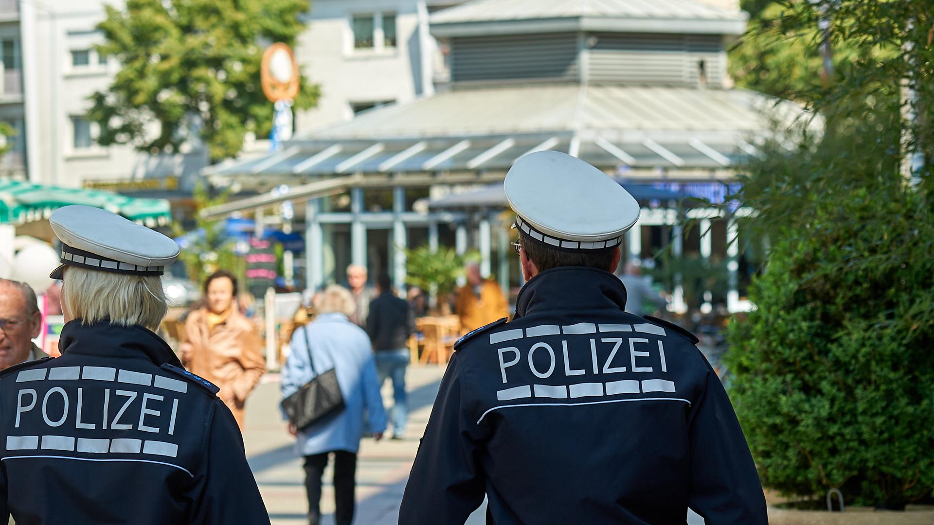 Zeigen Präsenz: In den Sommermonaten, vor allem abends an den Wochenenden sind wieder mehr Polizeistreifen in der Bruchsaler Innenstadt unterwegs. 
