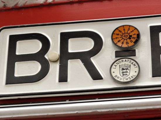 Autokennzeichen BR und Plakette Landratsamt