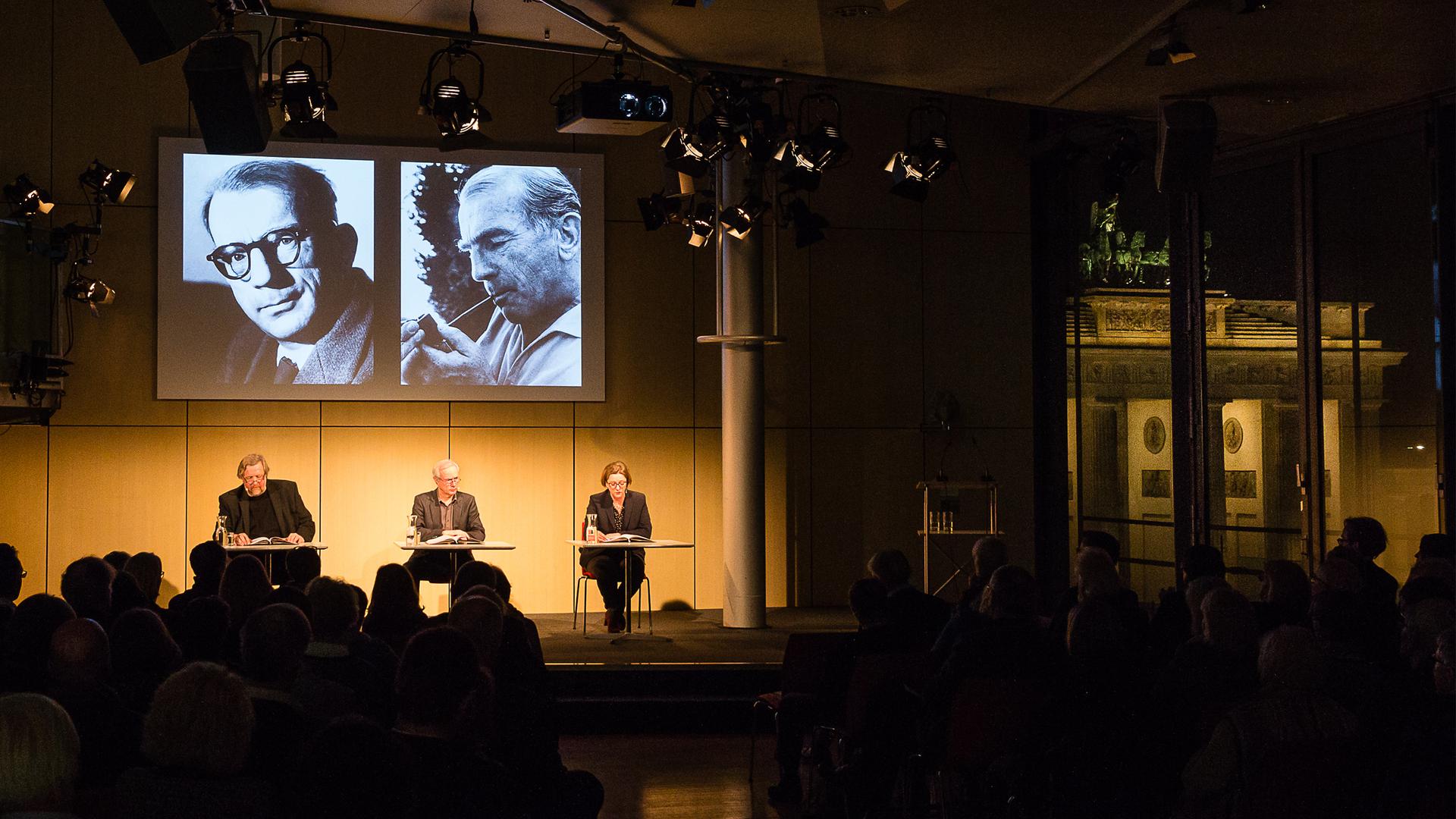 In der Akademie der Künste in Berlin präsentierte die BLB Texte des wiederentdeckten Autors Günther Weisenborn. Das Bild zeigt Carsten Ramm, René Laier und Evelyn Nagel. 