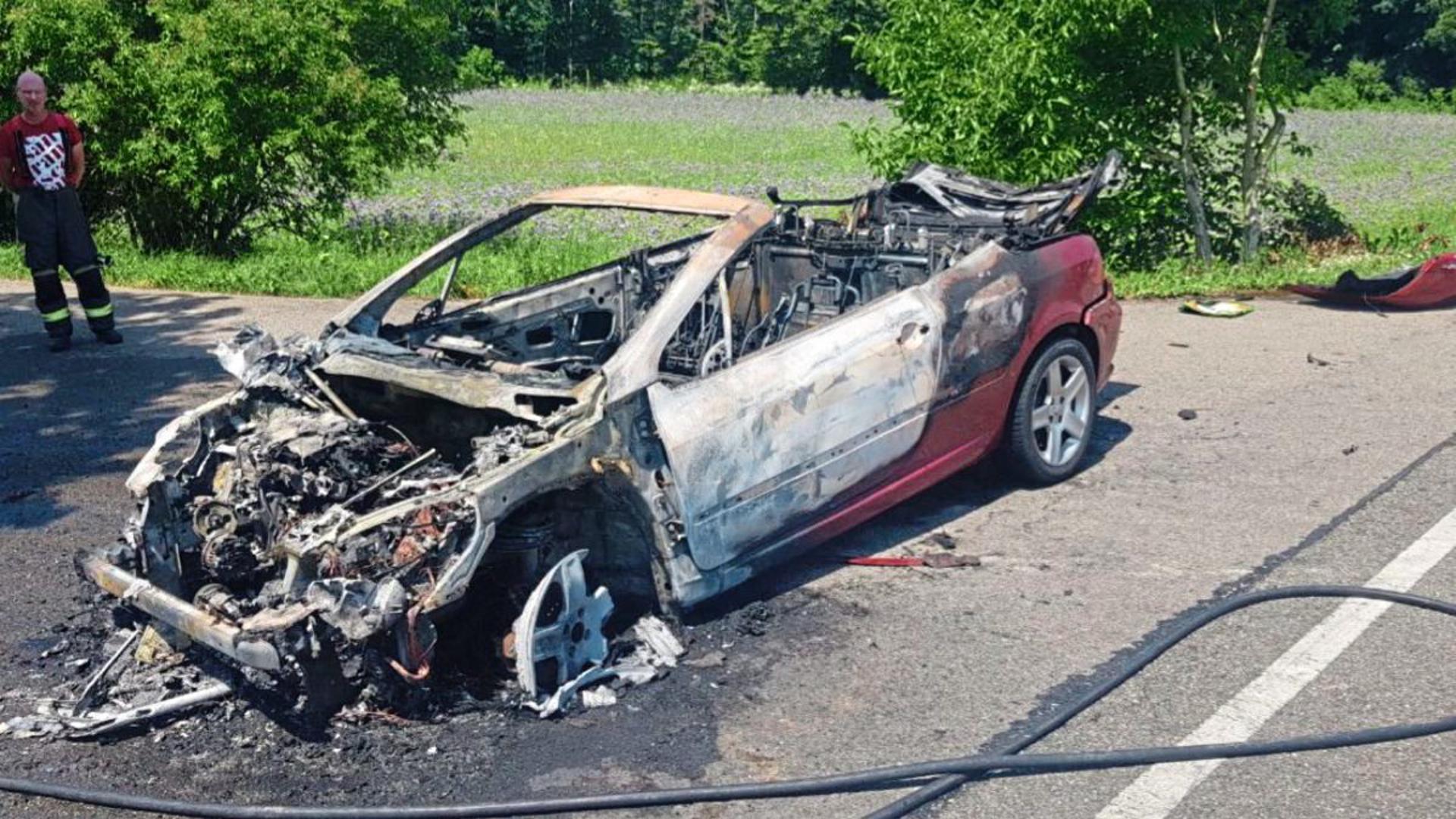 Der Fahrer konnte sich rechtzeitig aus dem Fahrzeug retten. Das Cabrio brannte allerdings vollständig aus.