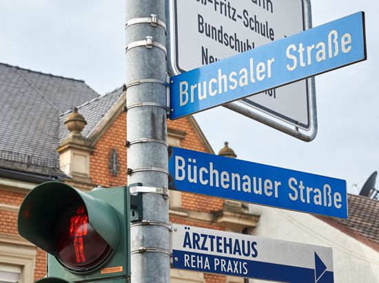 Richtungsweisend: Die Bruchsaler Straße in Untergrombach führt in die Kernstadt. Die Büchenauer nach Büchenau. Eine Untergrombacher Straße sucht man aber in der ganzen Stadt vergebens. 