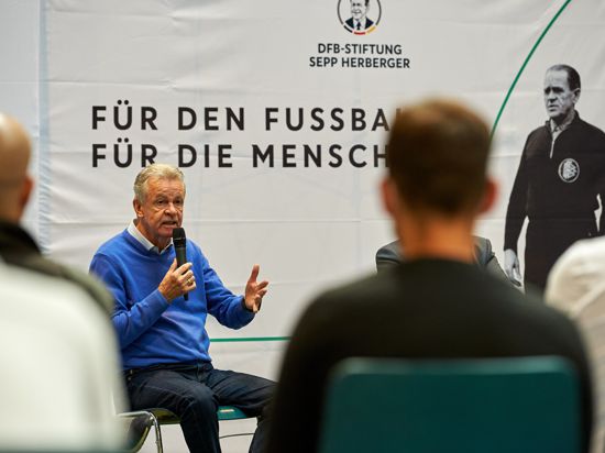 Immer noch ein gefragter Mann: Fußballtrainer Ottmar Hitzfeld sprach im Bruchsaler Gefängnis mit den Gefangenen. Dabei ging es nicht nur um die wichtigste Nebensache der Welt. 