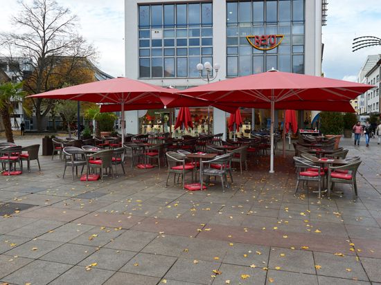 Leere Stühle: Auch beim Café Extrablatt in der Bruchsaler Fußgängerzone fürchtet man einen zweiten Lockdown