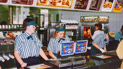 Mitarbeiter im McDonalds Bruchsal bei der Eröffnung im November 1995