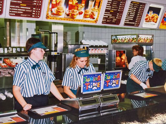 Mitarbeiter im McDonalds Bruchsal bei der Eröffnung im November 1995