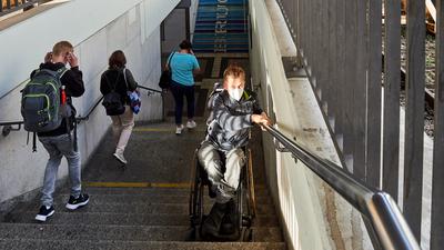 Aufzug Bahnhof Rollstuhlfahrer