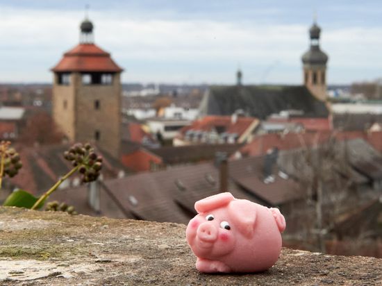 Glücksschwein Jahreswechsel Blick über Bruchsal mit Bergfried und Stadtkirche