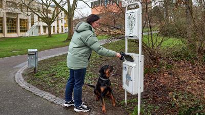 Hundekacke in Bruchsal, Bürgerpark, Monique Schägger mit Rottweilerdame Elli, Dogstation