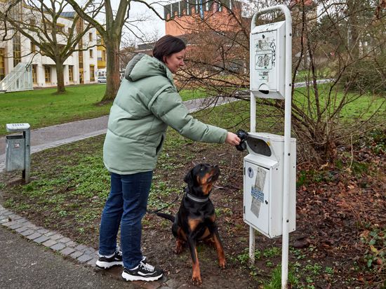 Hundekacke in Bruchsal, Bürgerpark, Monique Schägger mit Rottweilerdame Elli, Dogstation