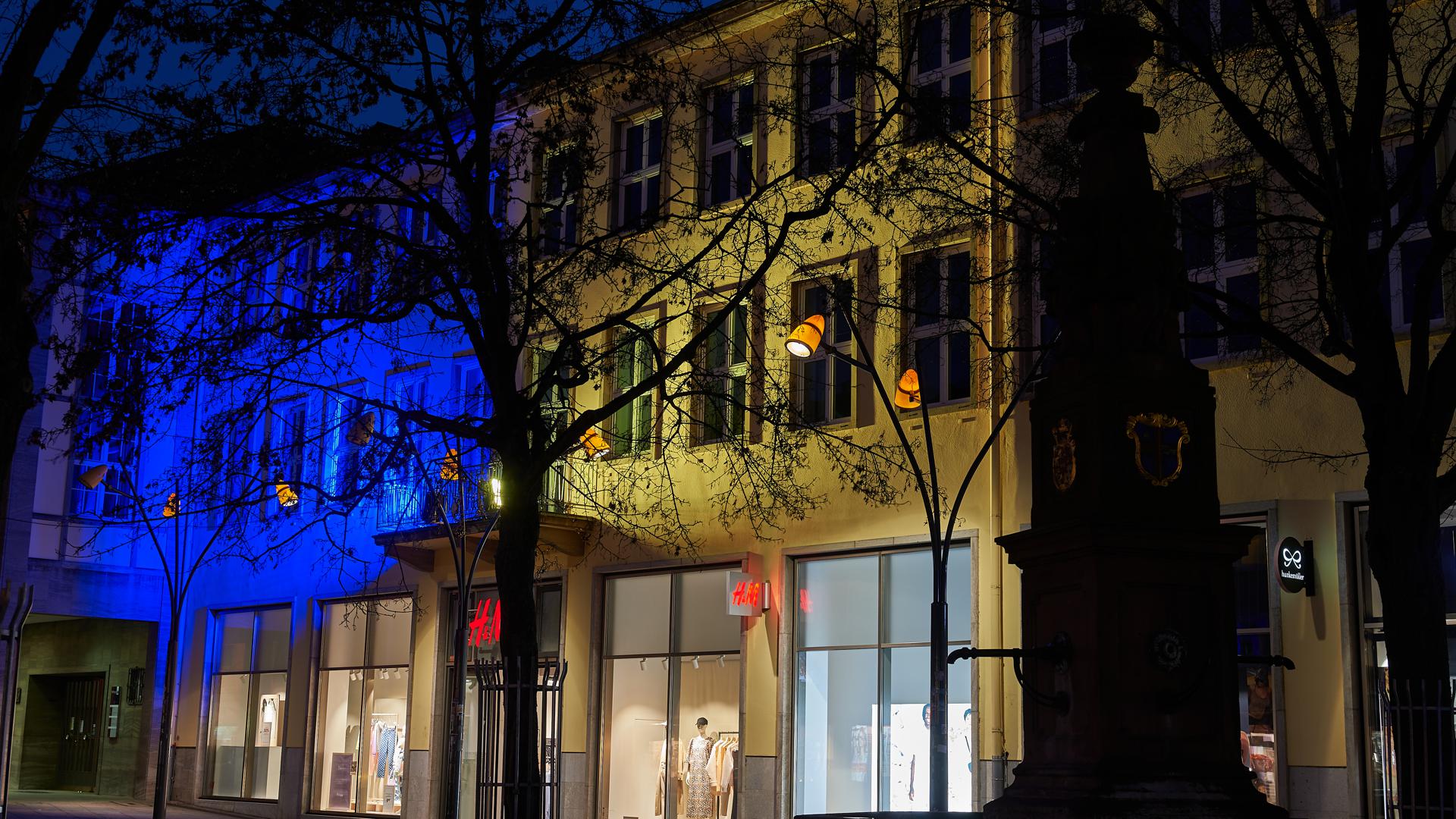 Das Rathaus in Bruchsal leuchtet am Freitagabend in Blau und Gelb - als Zeichen der Solidarität mit der Ukraine.