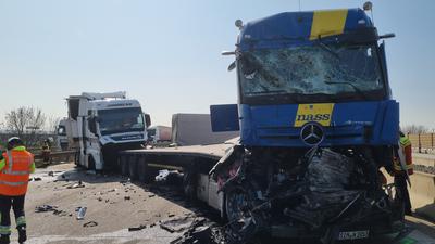 Zerstörte Lastwagen nach dem Unfall auf der A5 bei Bruchsal am Montag, 28.3.22