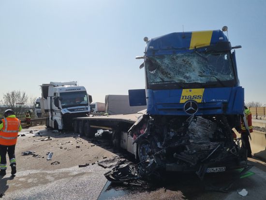 Zerstörte Lastwagen nach dem Unfall auf der A5 bei Bruchsal am Montag, 28.3.22