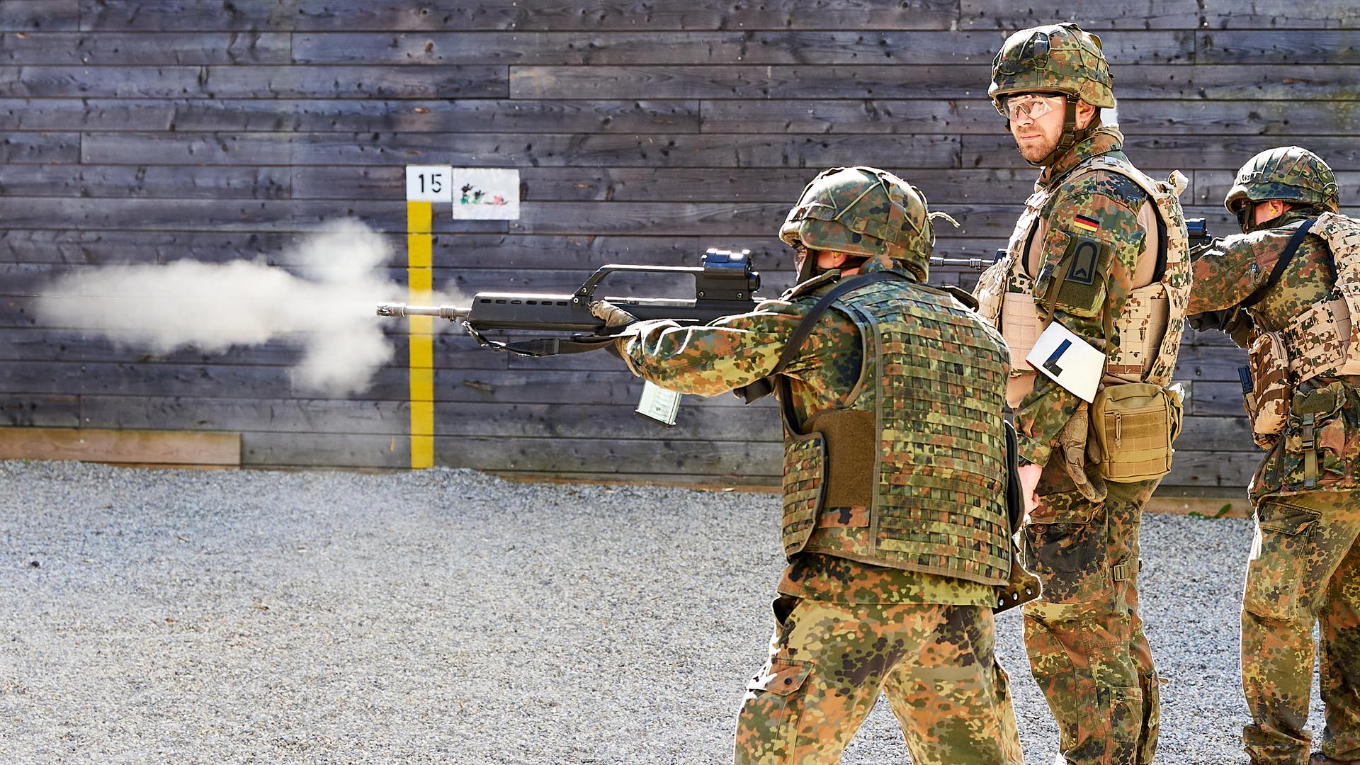 Auf der Standortschießanlage der Bundeswehr in Bruchsal üben Soldaten und Soldatinnen regelmäßig mit ihrer Waffe.