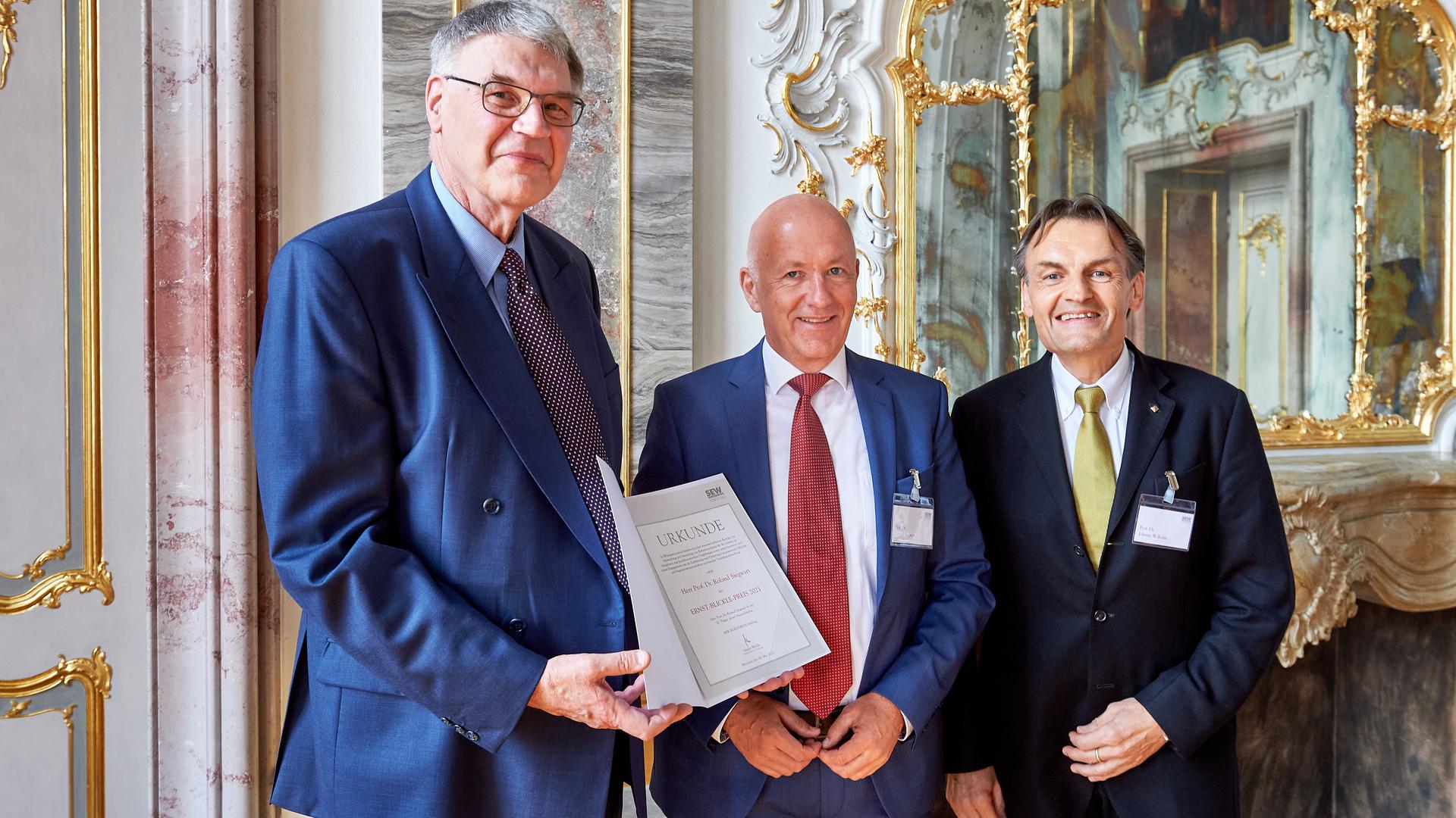 Ernst-Blickle-Preis mit Jürgen Blickle, Preisträger Roland Siegwart und Laudator Johann W. Kolar (von links). 