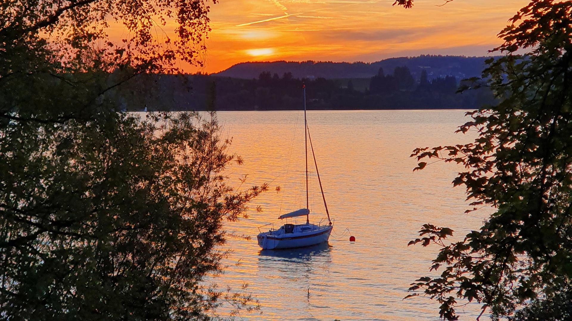 die Sonnenuntergänge habe ich am Forggensee in Schwangau/Bayern fotografiert. Dort verbrachte ich im Juni meinen Urlaub. 


Viele Grüße aus Bruchsal-Untergrombach
Petra Wolf
Tel. 07257 5128
