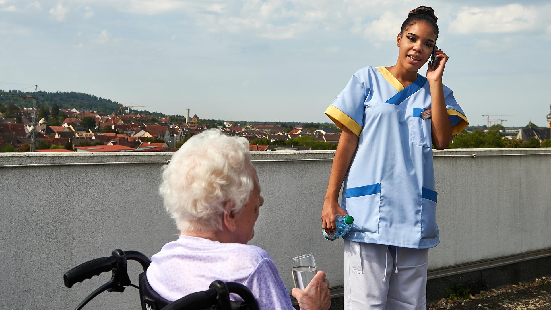 Schon voll im Einsatz: Anastassia Esholts wird zur Altenpflegehelferin im evangelischen Altenzentrum Bruchsal ausgebildet.