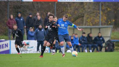 Duell zwischen Mirko Born vom FC Östringen und Joshua Krämer vom FV Hambrücken.