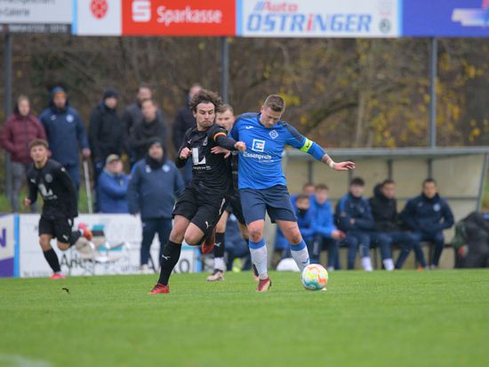 Duell zwischen Mirko Born vom FC Östringen und Joshua Krämer vom FV Hambrücken.