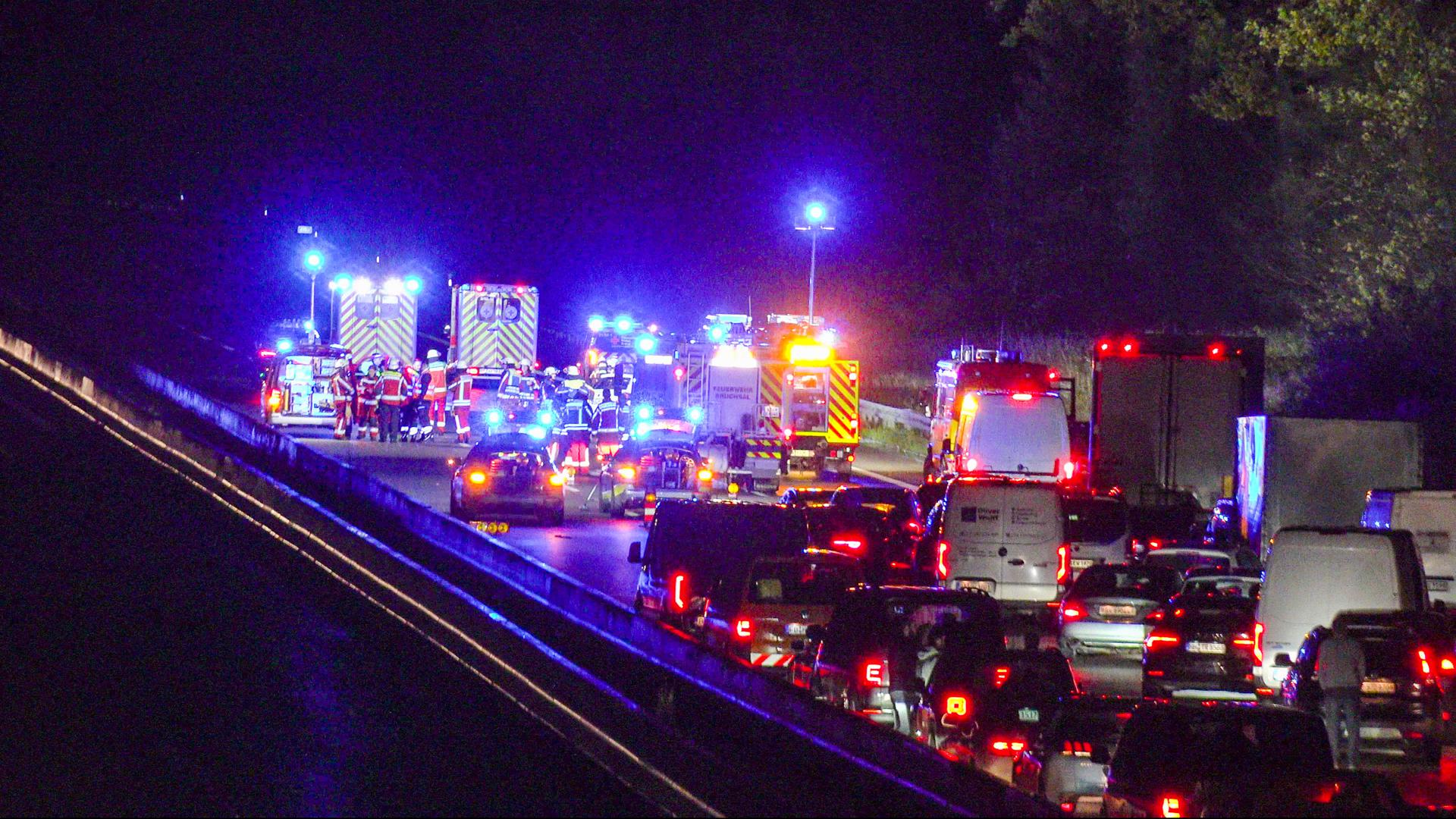 Nach dem Unfall und dem folgenden Brand eines Autos musste die A5 bei Bruchsal mehrere Stunden gesperrt werden. 
