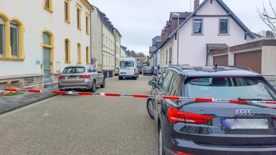 Einsatz in der Wiesenstraße in Bruchsal: Bis gegen 21 Uhr waren die Einsatzkräfte am Dienstag hier beschäftigt. Auch Experten des Robert-Koch-Instituts waren vor Ort. 