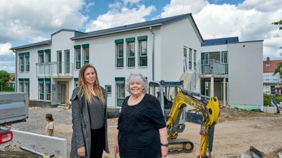 Helma Hofmeister und Katin Friedrich stehen vor dem neuen Hospiz in Bruchsal. 
