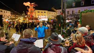 Bei der Eröffnung des Weihnachtsmarkts auf dem Otto-Oppenheimer-Platz spielt der evangelische Posaunenchor Heidelsheim unter Leitung von Dietrich Krüger.