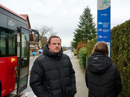 Thorsten Herzog und seine Tochter stehen an der Bushaltestelle in Büchenau. 