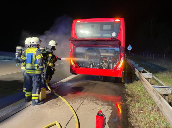 Die Feuerwerhrleute löschten den Brand im Motorraum des Busses.