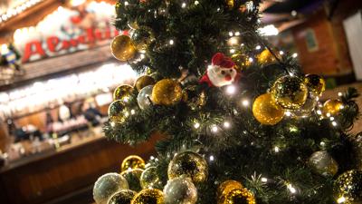 Ein Weihnachtsbaum leuchtet vor dem Stand einer Schausteller-Familie, die Glühwein und Crepes zum Mitnehmen anbieten. Die Schausteller in Niedersachsen haben wegen der Corona-Pandemie kaum Einnahmen - zum Jahresende werden nun einige mit to-go Weihnachtsmärkten kreativ. (zu dpa: «Glühwein im Vorbeifahren: Drive-In-Weihnachtsmärkte in Niedersachsen») +++ dpa-Bildfunk +++