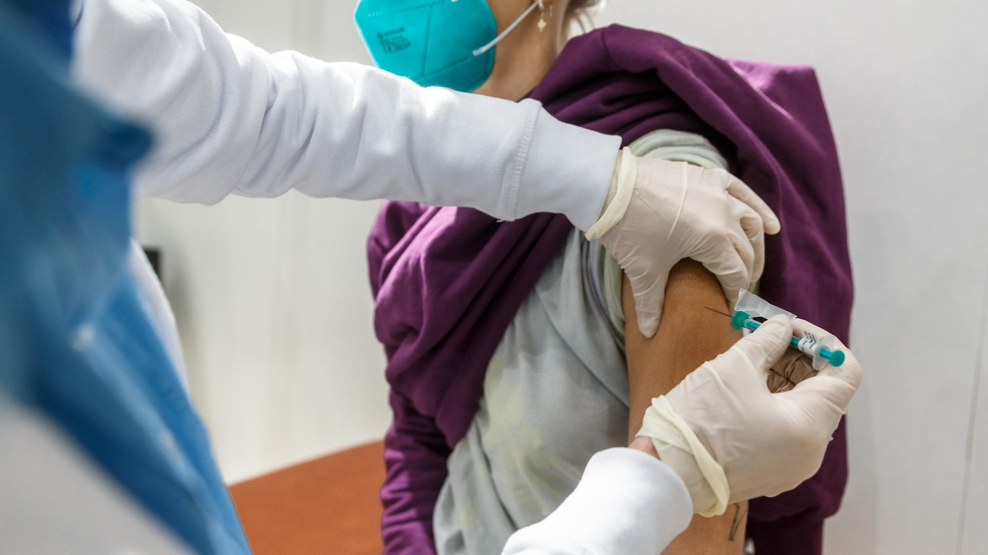 Eine junge Frau erhält als Test-Impfling bei einem Probelauf des Hamburger Corona-Impfzentrums eine fingierte Impfung.