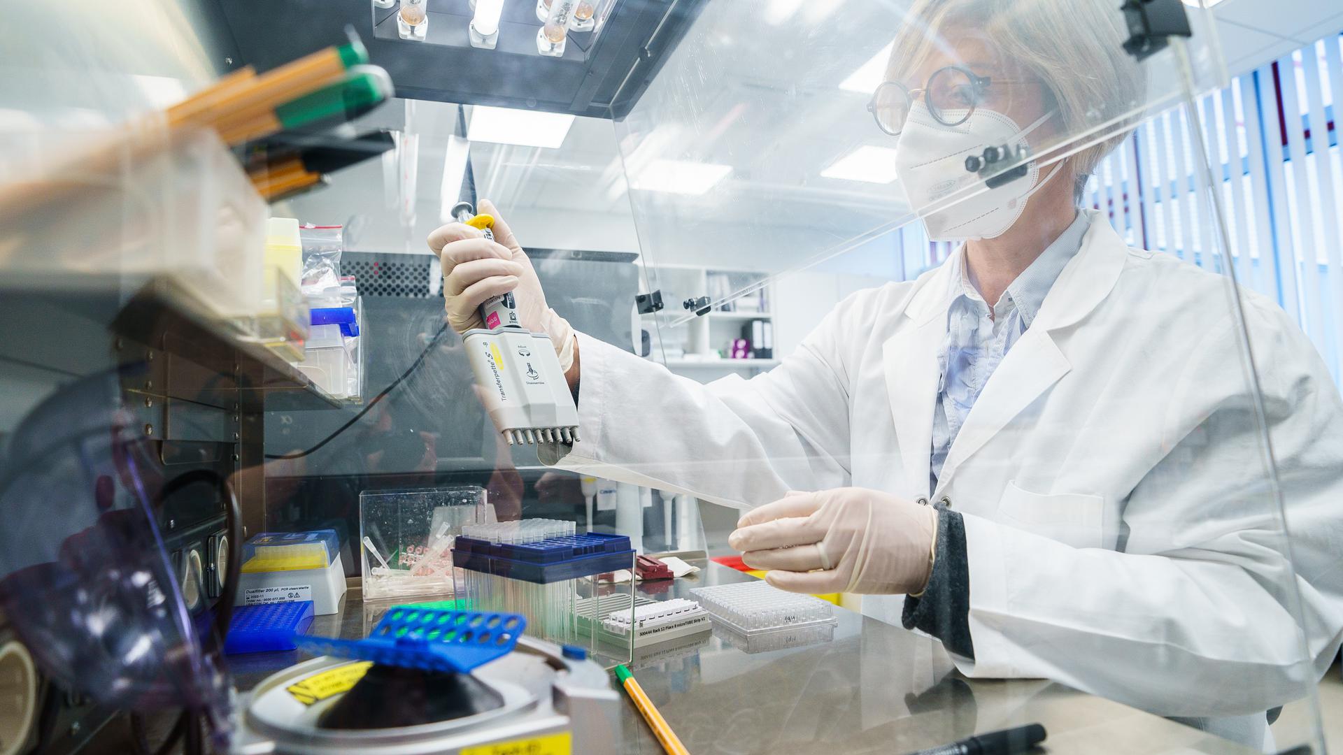 Eine Bioscientia-Mitarbeiterin pipettiert Proben in einem Labor von Bioscientia. Die britische Coronavirus-Mutante B.1.1.7 breitet sich zunehmend aus. Das Unternehmen Bioscientia, eines der größten Labore in Deutschland, hilft mit Sequenzer-Automaten bei der Analyse.