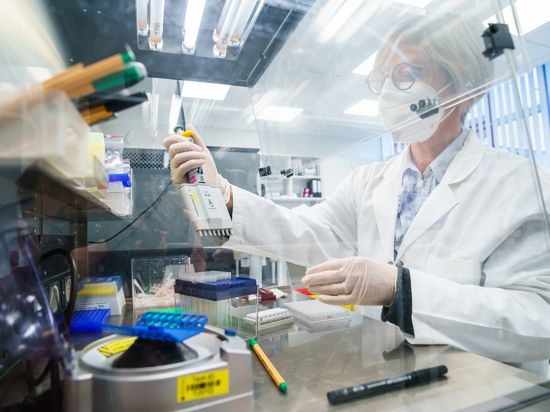 Eine Bioscientia-Mitarbeiterin pipettiert Proben in einem Labor von Bioscientia. Die britische Coronavirus-Mutante B.1.1.7 breitet sich zunehmend aus. Das Unternehmen Bioscientia, eines der größten Labore in Deutschland, hilft mit Sequenzer-Automaten bei der Analyse.