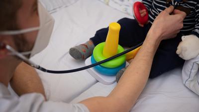 Ein Arzt untersucht im Olgahospital des Klinikums Stuttgart ein Kind. (zu dpa: «DAK: Fast jede zweite Kinder-Operation wegen Lockdown ausgefallen») +++ dpa-Bildfunk +++