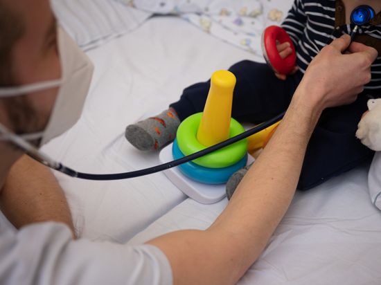 Ein Arzt untersucht im Olgahospital des Klinikums Stuttgart ein Kind. (zu dpa: «DAK: Fast jede zweite Kinder-Operation wegen Lockdown ausgefallen») +++ dpa-Bildfunk +++