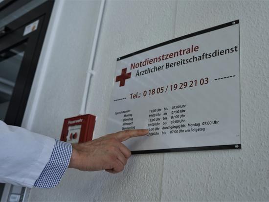 Eine Finger zeigt auf das Schild der Notdienstzentrale in Rastatt. 