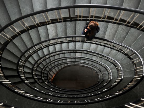 Eine Frau steht in einem Treppenhaus in Hannover. 