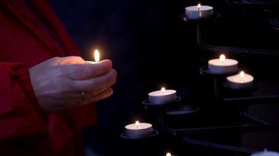 Bei einem Friedensgebet in der Kirche St. Bartholomaei zünden Teilnehmer Kerzen für die Opfer in der Stadt zum Kriegsende an. Im Anschluss findet eine Demonstration gegen einen NPD-Aufmarsch statt. Anlass für den Aufmarsch der Rechtsextremen am Abend ist ein Massenselbstmord in der Stadt während des Einmarschs der Roten Armee zwischen dem 30.04. und dem 03.05.1945. +++ dpa-Bildfunk +++