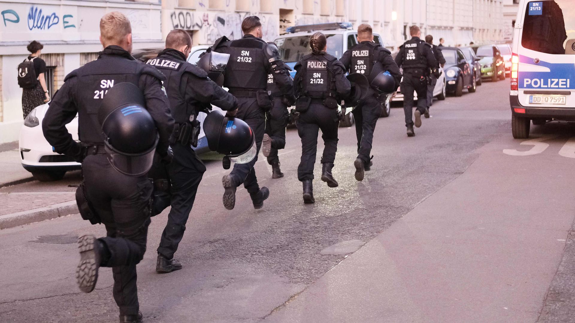 Polizisten bei einer linken Demonstration. Anlass ist die Verurteilung der Linksextremstin Lina E. vor dem sächsischen Oberlandesgericht wegen Angrifffen auf Rechtsextreme. +++ dpa-Bildfunk +++