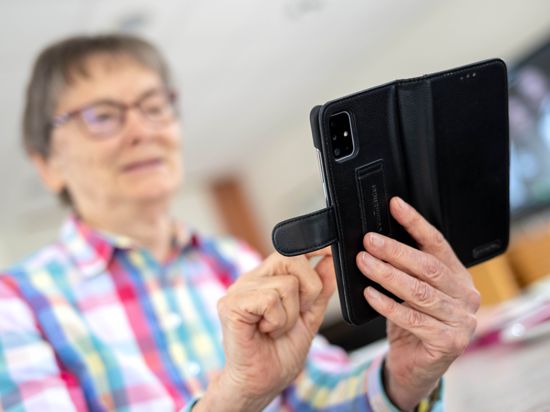 Eine Seniorin versendet Nachrichten über ein Smartphone. Niedersachsens Gesundheitsminister Philippi besucht im Rahmen seiner Sommertour die Sozialstation Nordkreis Vechta. Die Sozialstation richtet Seniorentreffs aus, in denen gelehrt wird, digital zu kommunizieren. +++ dpa-Bildfunk +++